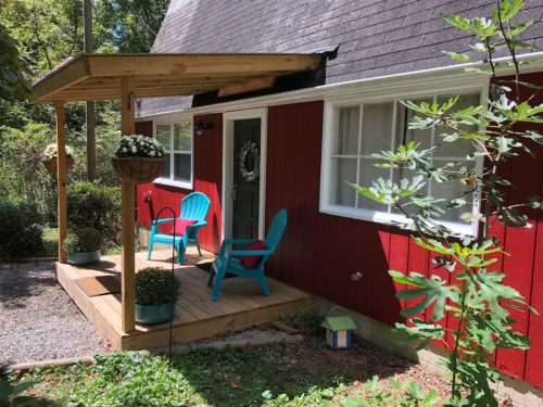 Charming Apple Barn Cottage in Flat Rock, Hendersonville, NC Close to Carl Sandburg home, Flat Rock Playhouse and more. hiking, kayaking and waterfalls! Thirty minutes from the Biltmore House. - Apple Barn Cottage in Flat Rock