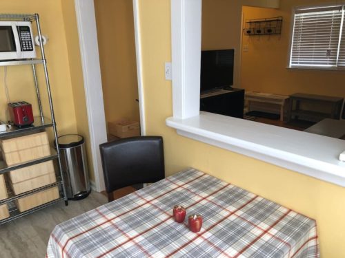 Convenient eat-in kitchen - Apple Barn Cottage in Flat Rock