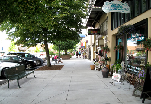 Historic Downtown Hendersonville has plenty of benches and shade trees. - Historic Downtown Hendersonville – Things to do near Meadowbrook Log Cabin