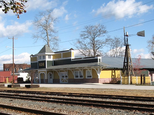 636 Boxcar St Hendersonville, North Carolina Across from the Historic Hendersonville Train Depot– Things to do near Meadowbrook Log Cabin