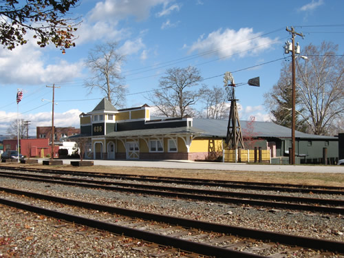 636 Boxcar St Hendersonville, North Carolina Across from the Historic Hendersonville Train Depot – Things to do near Meadowbrook Log Cabin